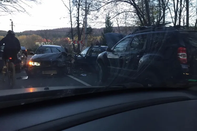 Accident cu trei victime, pe un drum din Cluj. Un șofer neatent a intrat cu mașina pe contrasens