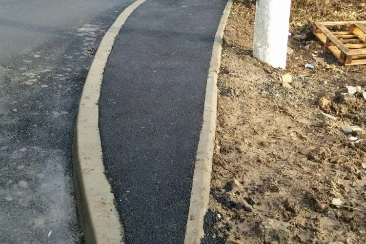 Noul sens giratoriu din Gheorgheni nu mai are trotuar - FOTO