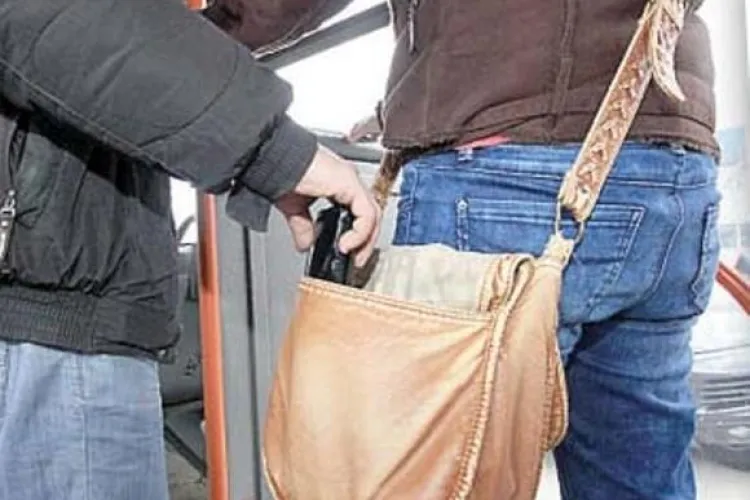 PREMIERĂ: Judecătorii români i-au interzis unui hoț să mai circule cu autobuzul timp de 3 ani