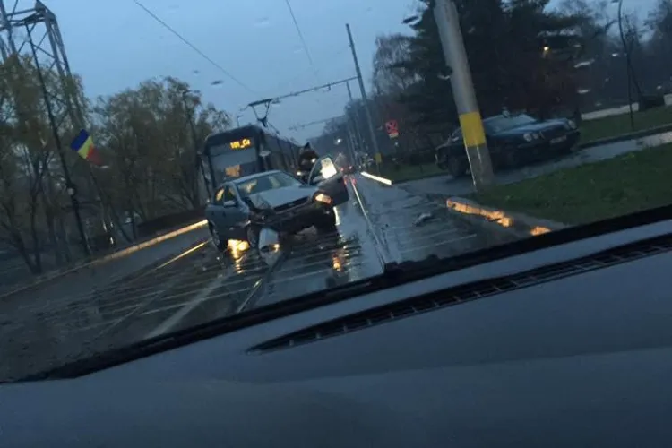 Accident la Cluj Arena! S-a dus ”sanie” pe drumul umed - FOTO