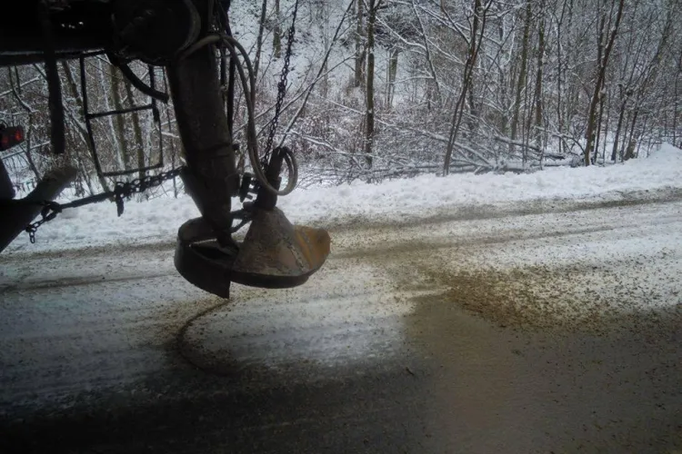 Ninsorile și poleiul nu au blocat niciun drum județean din Cluj. S-a intervenit cu utilaje pe 10 drumuri din județ