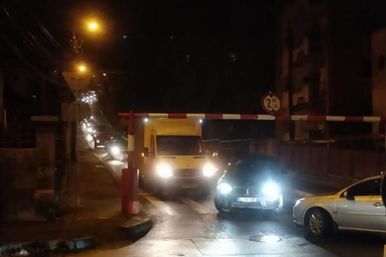 Cluj-Napoca: A rămas blocat sub barieră pe C.A. Rosetti - FOTO