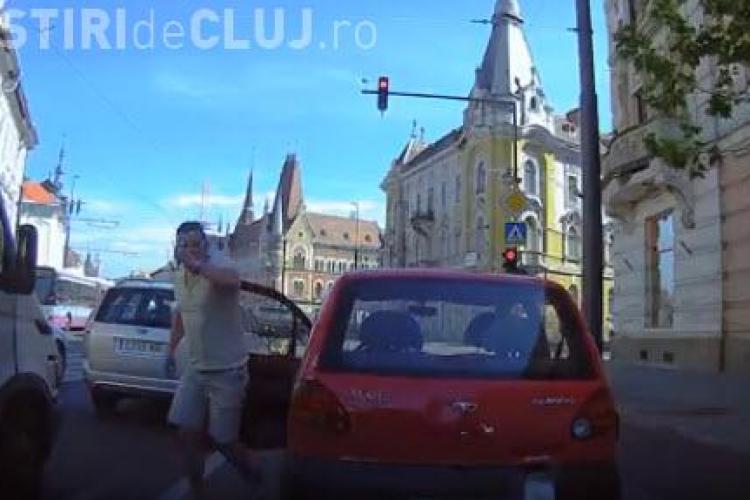 Road rage la Cluj. ”Micul gigant” i-a tăiat calea și apoi șoferul a coborât la ceartă - VIDEO