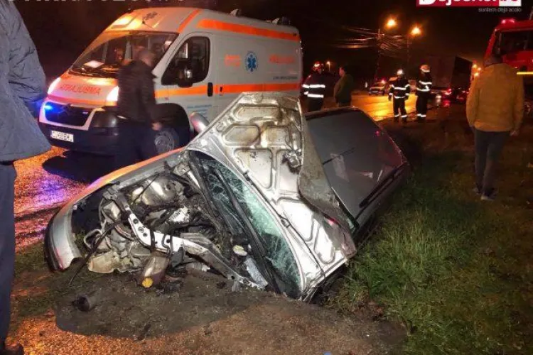 CLUJ: Trei adolescenți au ajuns în spital în urma unui accident la Dej. Șoferul a făcut o depășire riscantă VIDEO
