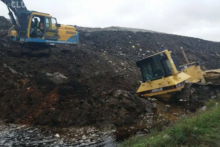 La Pata Rât un buldozer a ”eșuat” în marea de levigat - VIDEO