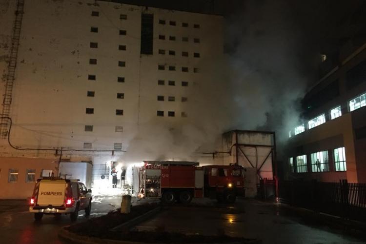 Incendiu lângă clubul clujean Midi. Un atelier de boxe audio a ars FOTO