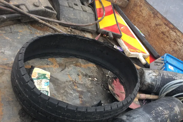 Clujul necivilizat: Un cauciuc a fost forțat în canalizarea din Florești. Compania de Apă abia a reușit să îl scoată FOTO