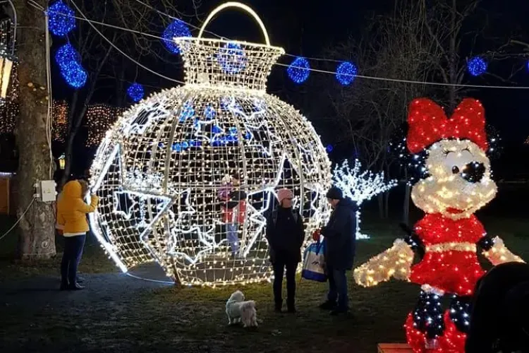 Târgul de Crăciun din Florești s-a deschis. De 1 Decembrie s-au depus și coroane de flori - FOTO