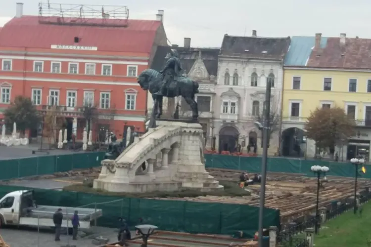 Cluj-Napoca: Patinoarul montat în jurul statuii lui Matia Corvin. Maghiarii nu sunt foarte mulțumiți