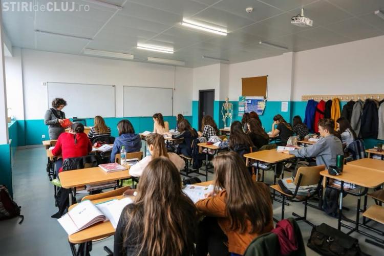 Primăria Cluj-Napoca promite că plătește bursele elevilor până la finalul lunii