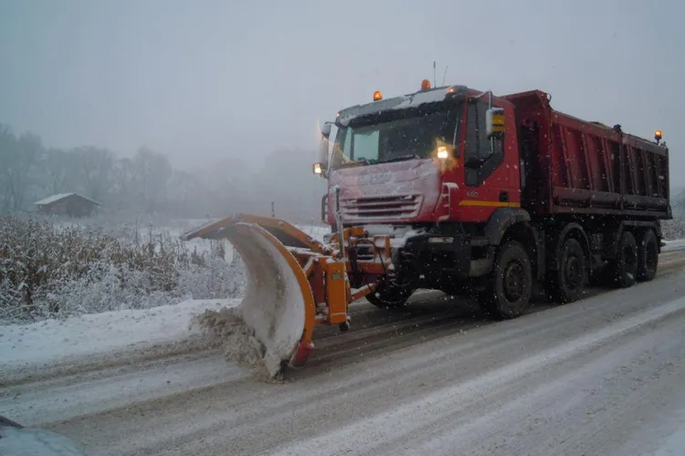 Aproape 300 de tone de material antiderapant împrăștiat pe drumurile județene din Cluj. Vezi unde se acționează pentru deszăpezire