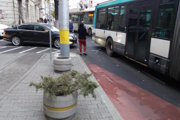 Autoturism lovit de un autobuz, lângă Sora, la intrare pe banda unică de transport în comun - FOTO