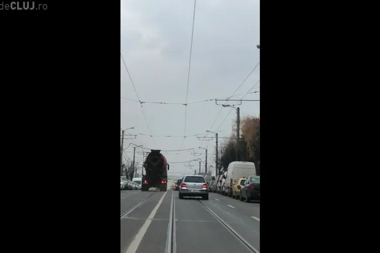 O betonieră era să facă prăpăd în Mănăștur. Șoferul mergea pe contrasens și forța avansarea în trafic - VIDEO