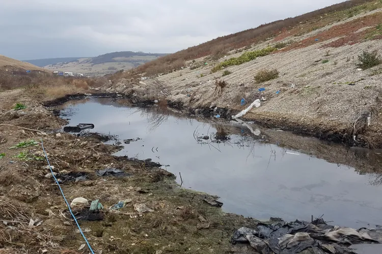 Stația de osmoză adusă pentru teste la Pata Rât. Ar putea curăța lacul de levigat, ce conține și metale grele - VIDEO