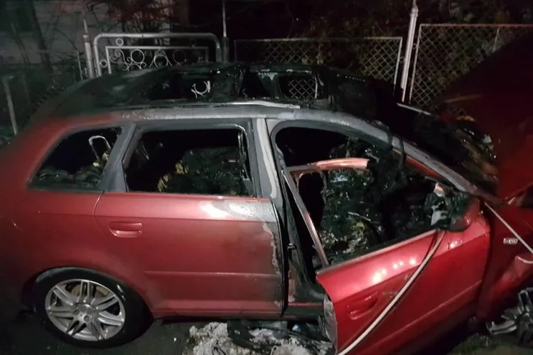 Accident în Gruia, urmat de aprinderea mașinii. Cauza: depășire neregulamentară - VIDEO