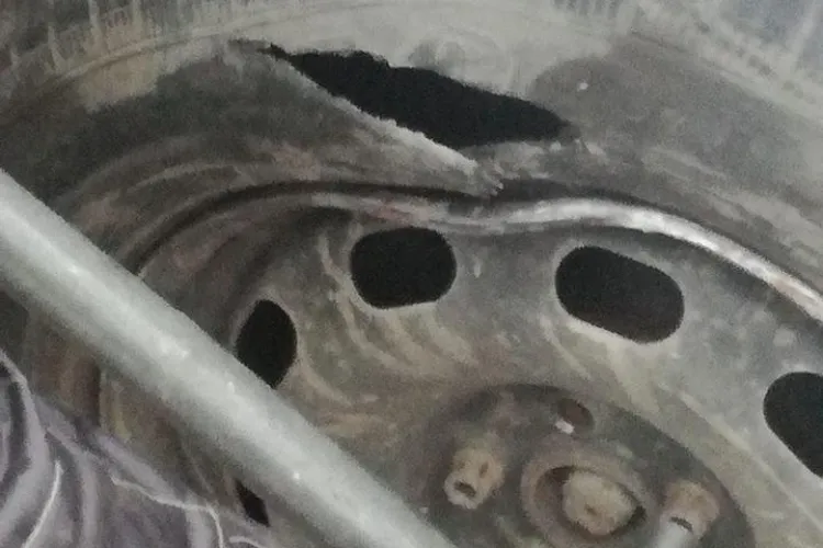 Cluj-Napoca: Și-a rupt roata într-o groapă pe Oașului