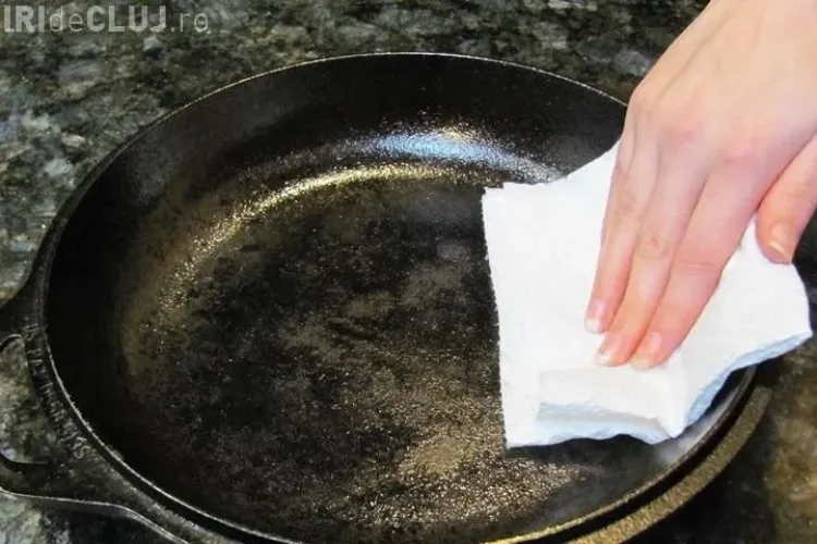 Așa cureți o tigaie arsă în câteva minute