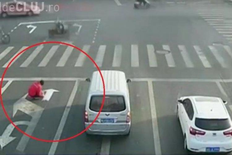 Un șofer și-a vopsit propriile semne de circulație în trafic - VIDEO