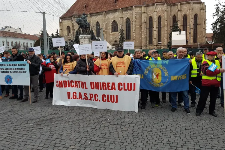 Protest al Confederației BNS Cluj! 250 de oameni nemulțumiți că le scad salariile au scandat în Piața Unirii - VIDEO