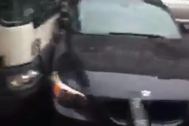 Accident pe Memorandumului! BMW lovit în plin. A virat în fața autobuzului - VIDEO