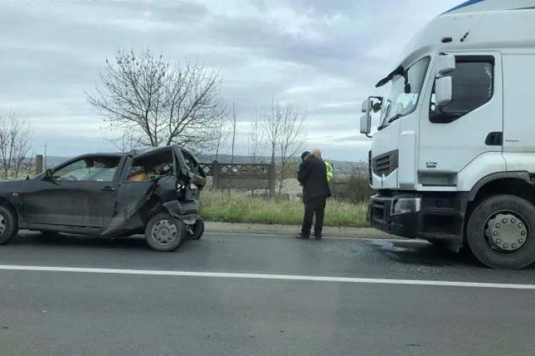 CLUJ: Accident la Dej. Un TIR a făcut praf un autoturism oprit la calea ferată FOTO