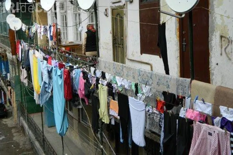 CLUJ: Oamenii din Gherla nu mai au voie să își usuce rufele pe balcon! Riscă amenzi usturătoare