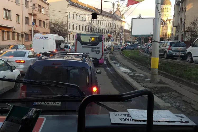 Trafic infernal în centrul Clujului: Am făcut 20 de minute din Piața Mihai Viteazu până la Teatru FOTO/VIDEO