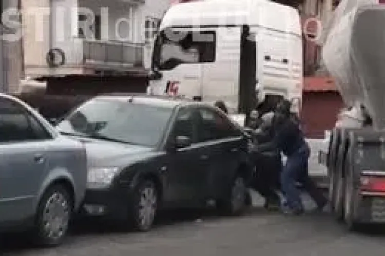 Muncitori surprinși făcând o ”românească” în Mănăștur. Au mutat cu forța o mașină parcată, până când au lovit-o VIDEO