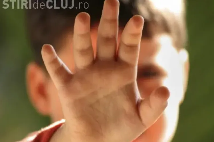 VIDEO - Mamă cercetată după ce și-a traumatizat copilul cu ajutorul unui bărbat costumat în Moș Niculae