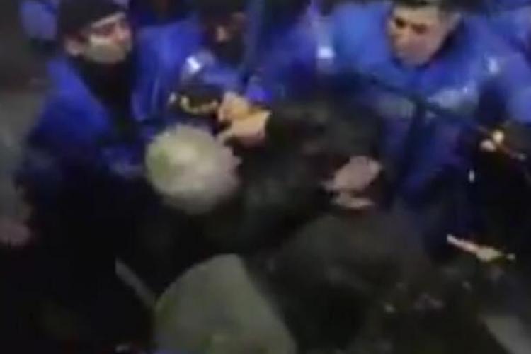 Primele declarații ale jandarmului care a lovit cu pumnii protestatarii de la București: Dacă vedeţi toate ordinele după care ne executăm 