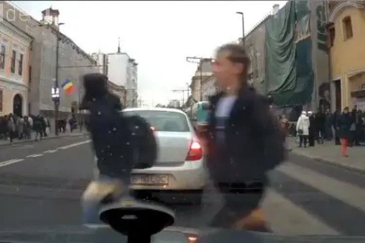 Elev spulberat de o mașină pe Memorandumului - VIDEO
