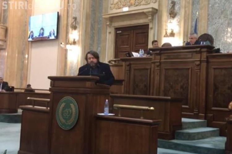 Senatorul Mihai Goțiu a citit la portavoce petiția Declic, după ce i-au tăiat microfonul