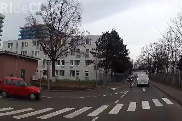 Haos rutier la ieșire de la Auchan Cluj! ”Nu mai dati permise tuturor prostilor” - VIDEO