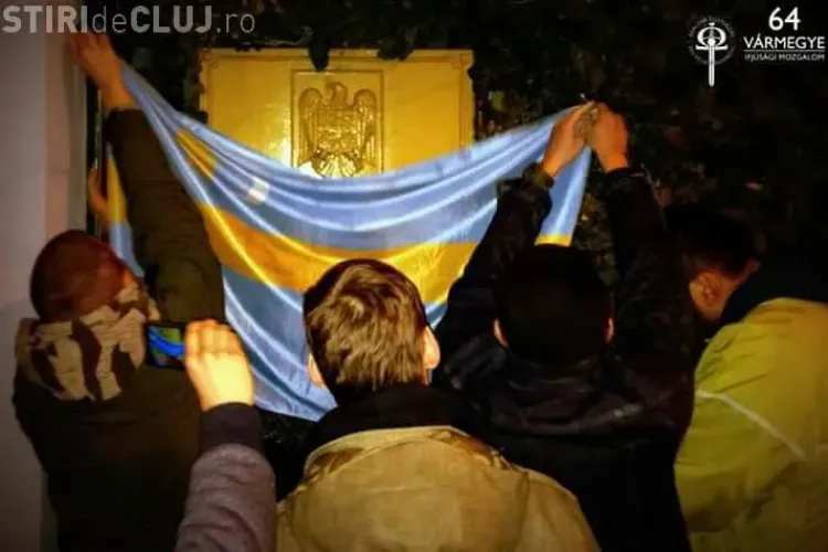 Activiștii maghiari au acoperit emblema ambasadei de la Budapesta cu steagul secuiesc