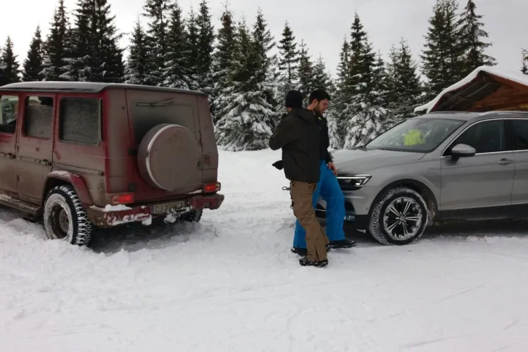 Cocalarii s-au dat cu mașina pe pârtia de la Băișoara - VIDEO