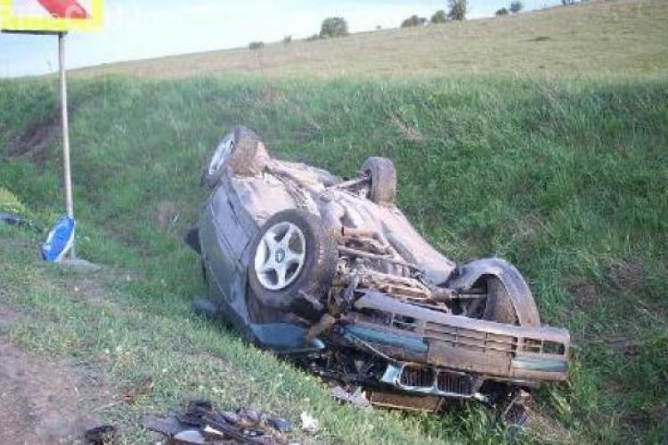Clujean prins beat la volan după ce s-a răsturnat cu mașina în șanț