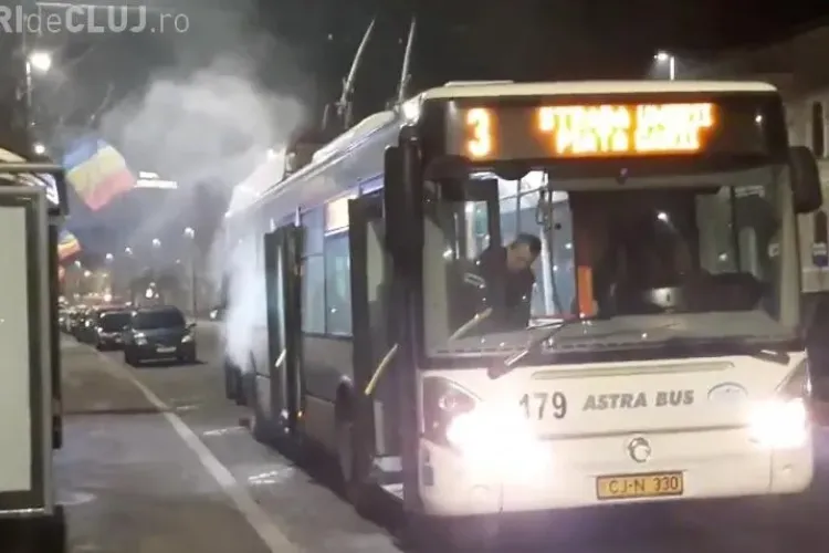 Cluj: Un troleibuz s-a ”încins” lângă Sora. CTP Cluj: A fost vorba despre o supraîncălzire - VIDEO