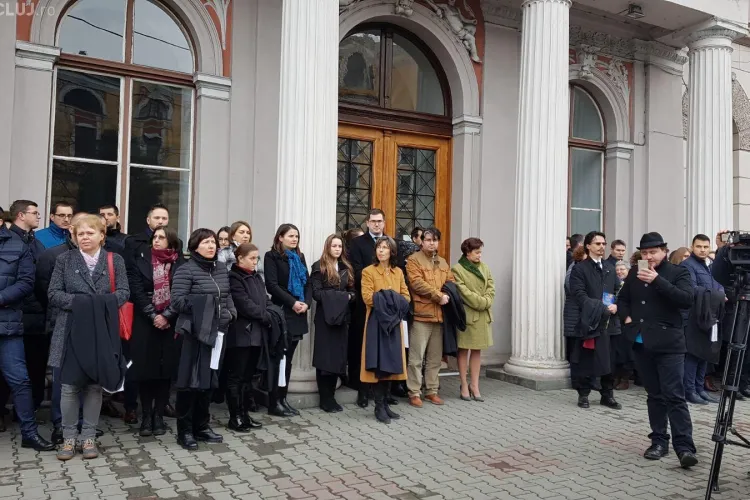 Procurorii și judecătorii clujeni au ieșit în stradă. Protestează împotriva legilor Justiției FOTO/VIDEO