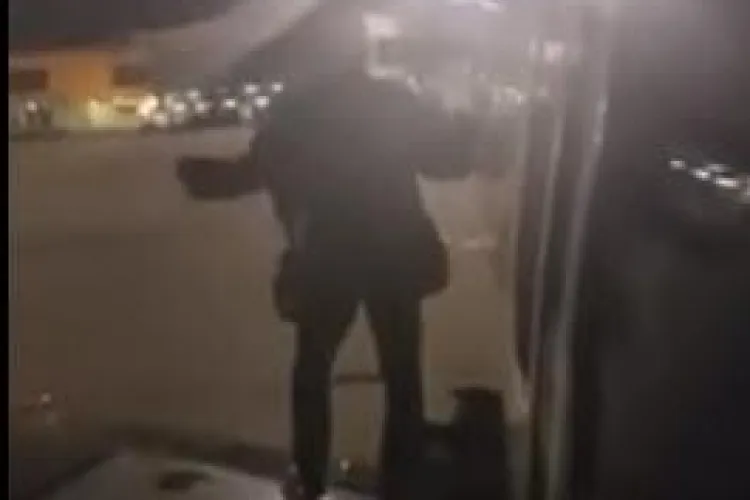 Un pasager a deschis ieşirea de urgenţă a avionului, furios că a aşteptat prea mult - VIDEO