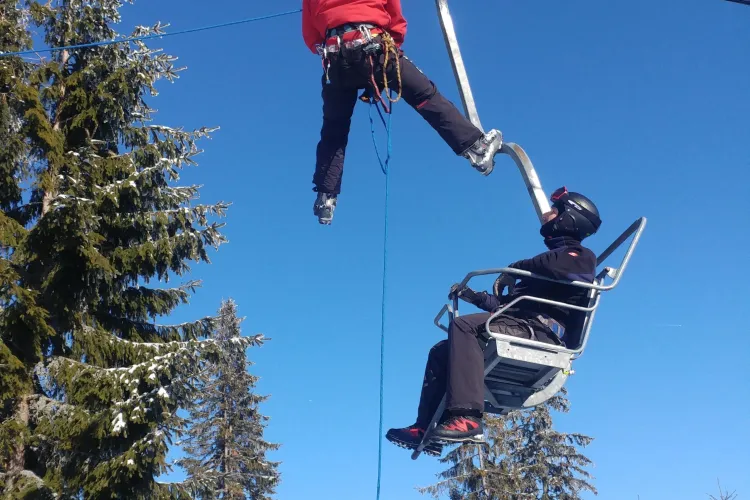 Exercițiu de salvare din telescaun organizat de salvamontiștii clujeni - FOTO