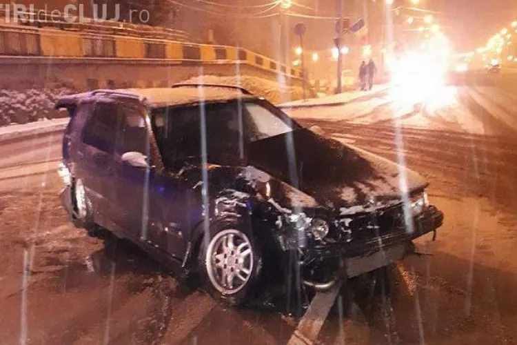 Patru mașini distruse la Cluj, după ce un BMW a derapat pe drum FOTO