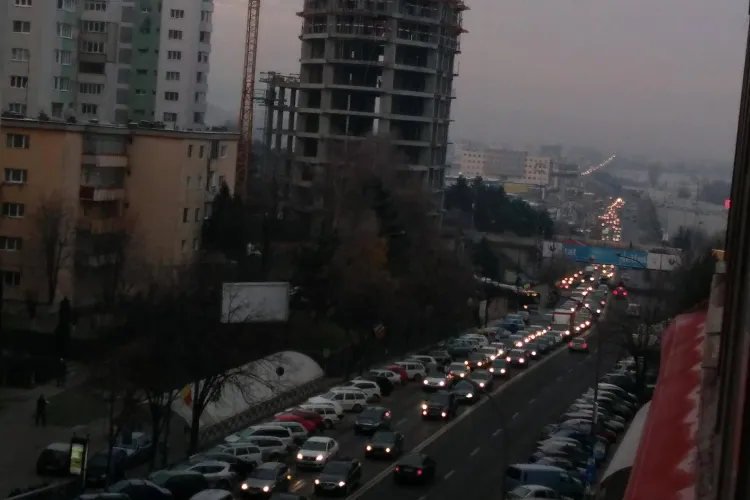 Cluj: ”E mama tuturor coloanelor!” BLOCAJ uriaș de trafic pe ruta Florești - Cluj-Napoca - FOTO