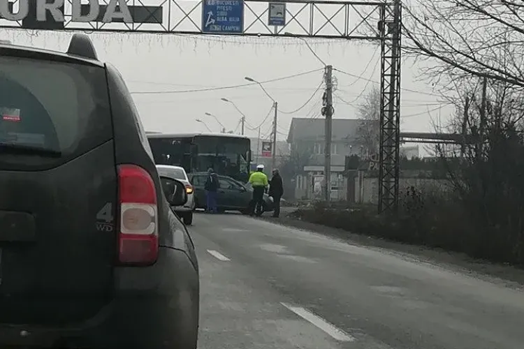 Accident la intrare în Turda. Un autocar și un autoturism sunt implicate FOTO