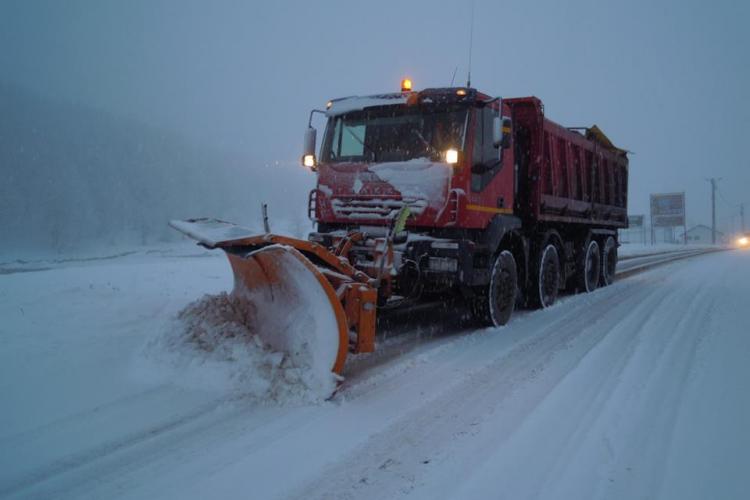 ATENȚIE, șoferi! S-au efectuat lucrări de deszăpezire pe aproape 100 de drumuri din Cluj. Se circulă în condiții de iarnă