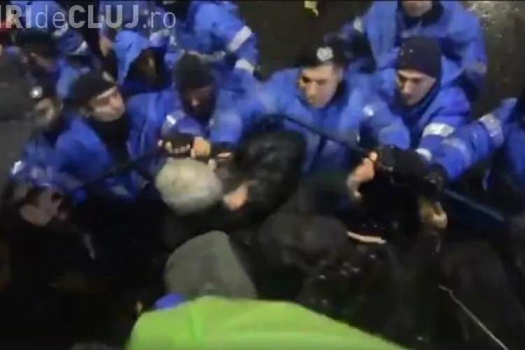 Violență extremă la protestul de sâmbătă. Un jandarm a început să lovească oamenii VIDEO