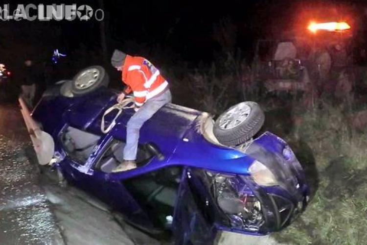 Accident pe un drum din Cluj. Un șofer a scăpat ca prin minune, după ce s-a răsturnat cu mașina VIDEO