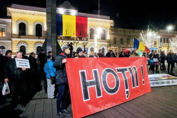 Proteste la Cluj-Napoca! Oamenii strigă ”Hoții”