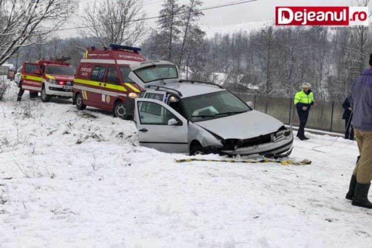 Zăpada le dă mari bătăi de cap șoferilor clujeni. Un alt accident, cu trei victime, a avut loc în Cășeiu FOTO