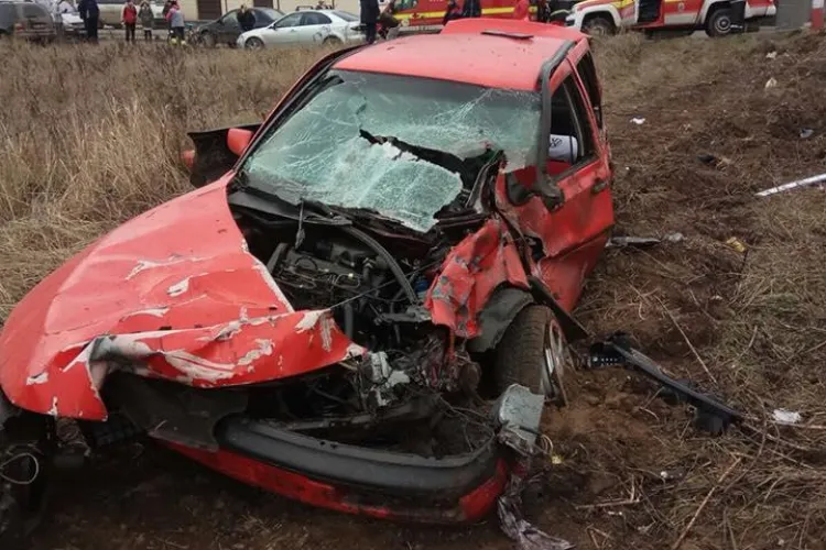 Accident feroviar la Jucu. O mașină a fost făcută praf de tren FOTO