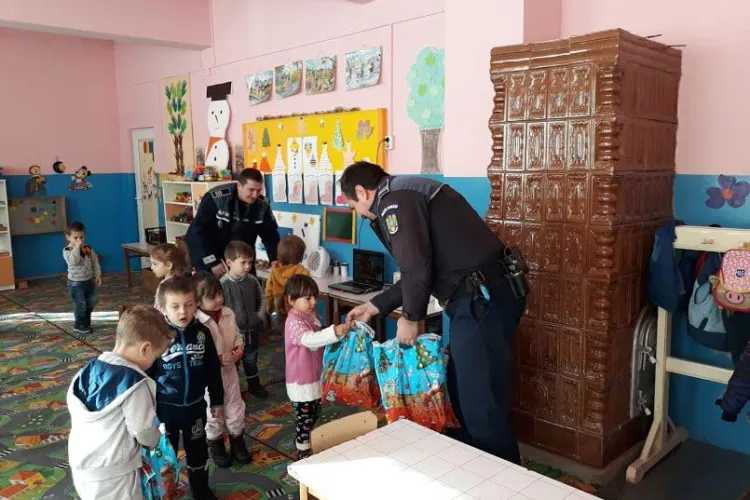 Polițiștii din Beliș l-au ”escortat” pe Moș Nicolae - FOTO